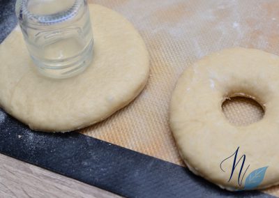 Hacer formas de donuts - Donuts veganos caseros de chocolate al horno