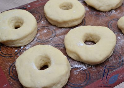 Tapar con un paño durante 30 minutos - Donuts veganos caseros de chocolate al horno