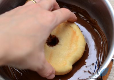 Bañarlos en chocolate una vez hechos - Donuts veganos caseros de chocolate al horno