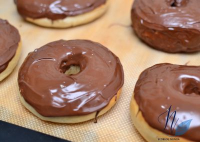 Dejar enfriar a temperatura ambiente - Donuts veganos caseros de chocolate al horno