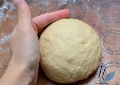 Amasar con las manos hasta que quede una masa homogénea - Donuts veganos caseros de chocolate al horno