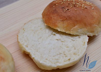 Pan de Viena vegano - Pan de hamburguesa - Pan horneado y cortado