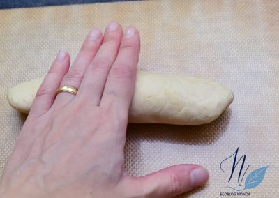 Pan de viena vegano - Pan de perrito caliente - Enrollamos y damos forma por todos los lados